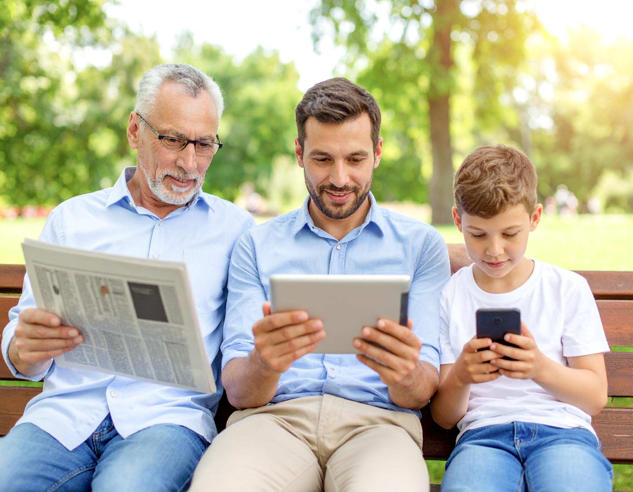 Familie liest gemeinsam DIE RHEINPFALZ &ndash; Kombination aus digitalem und gedrucktem Abo.