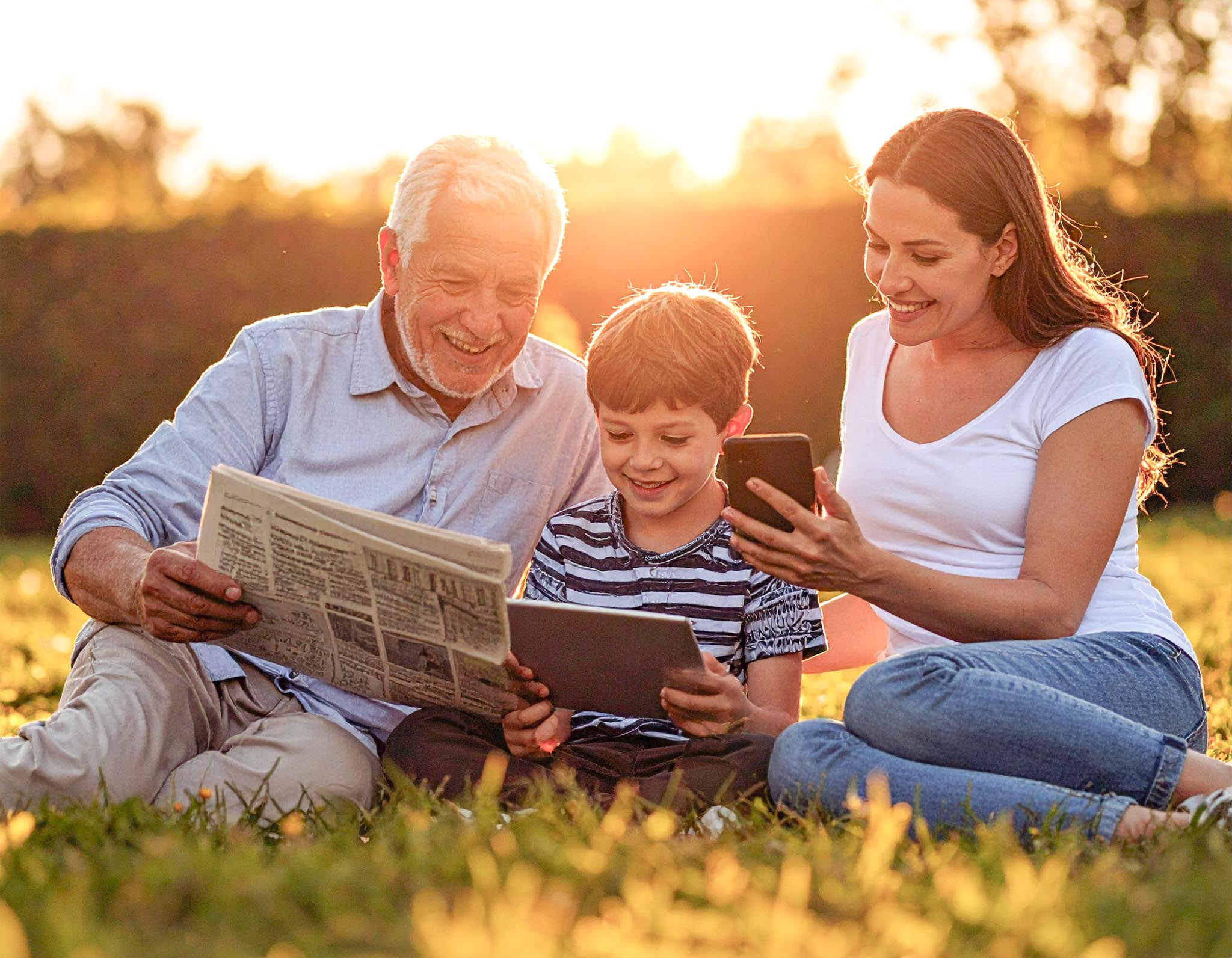 Familie liest gemeinsam DIE RHEINPFALZ &ndash; Kombination aus digitalem und gedrucktem Abo.